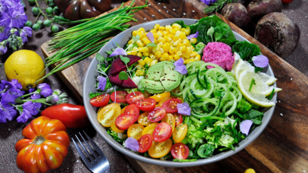 Regenbogensalat für Chakra Küche - Essen für Leib und Seele
