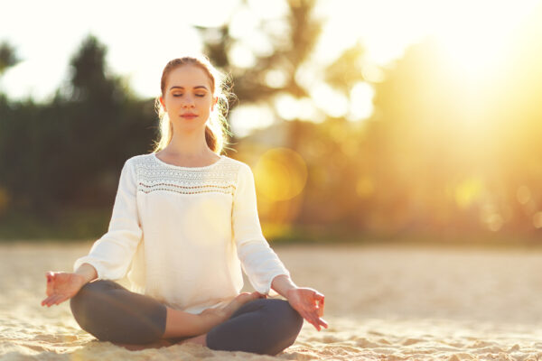 Frau,Praxis,Yoga, Meditation, Natur - shutterstock_605622212.jpg