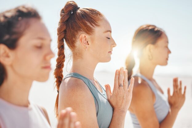 Meditation in der Sonne in Gebetshaltung, klarer Geist