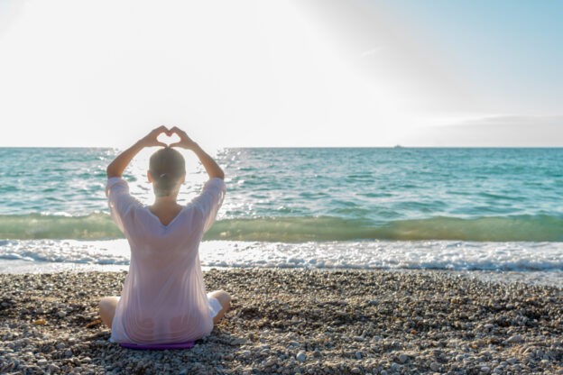 Frau im Schneidersitz. Meditation auf das siebte Chakra. Kronenchakra